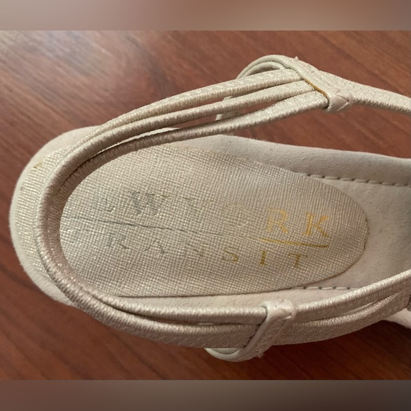 NEW YORK TRANSIT Women’s Suede Wedge Sandals Cream Size 9.5M - Picture 6 of 7